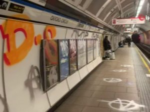 İngiltere’nin En Ünlü Metro İstasyonuna Grafiti Saldırısı