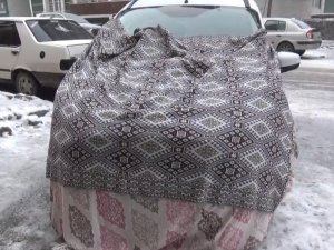 Vatandaşlardan Araçlara Kilimli, Battaniyeli Soğuk Önlemi
