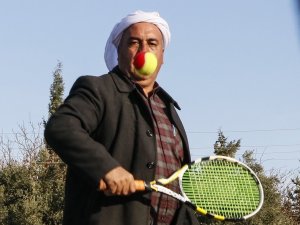 Tenisle Tanışan Köylüler Yöresel Kıyafetlerle Raket Sallıyor