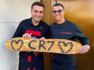 Türk Şef Czn Burak Yüzyılın Futbolcusu Seçilen Ronaldo’yu Dubai’deki Restoranında Ağırladı