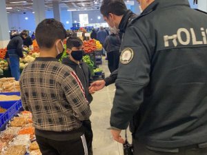Türk Polisinden Çocuğa Duygulandıran Yardım