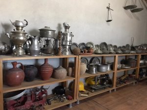Biriktirdiği Antikalarla Evinin Çatı Katını Adeta Müzeye Çevirdi