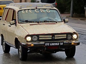 Oyunda İddiayı Kaybetti, Aracını 11 Bin Okey Taşıyla Kaplayıp Trafiğe Çıktı
