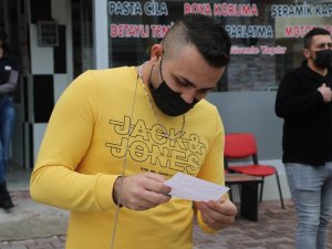 Aracını Okey Taşlarıyla Kaplayıp Trafiğe Çıkan Milyonere, Polisten Çifte Okey