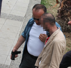 Başbakan’a silahla yaklaşmak istedi