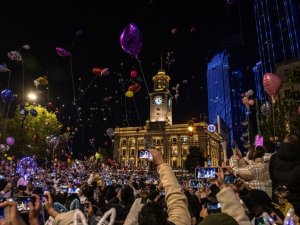 Covid-19’un İlk Ortaya Çıktığı Wuhan’da Halk Yılbaşında Kent Merkezini Doldurdu