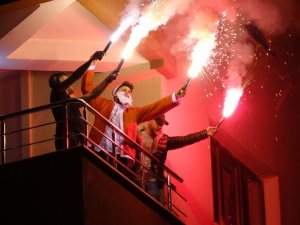 Balkonda Meşale Yaktılar, İstiklal Marşı Söyleyerek Yeni Yıla Girdiler