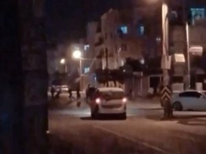 Yılbaşını Sokakta ‘Erik Dalı’ İle Kutladılar, Polisin Sireniyle Çil Yavrusu Gibi Dağıldılar