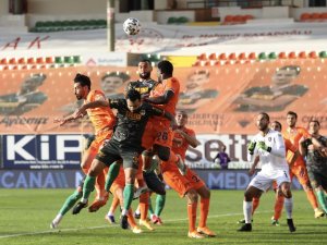 Süper Lig: Aytemiz Alanyaspor: 2 - Medipol Başakşehir: 0 (İlk Yarı)