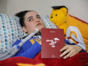 Üç Makineye Bağlı Yaşayan Nurçin, Tek Parmağı İle 3’üncü Kitabını Çıkardı