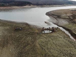 Kuruyan Ömerli Barajı’nda Mahsur Kalan Yavru Balıkları Kurtarma Operasyonu Havadan Görüntülendi
