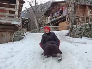 Artvin’de Köylülerin Tahta Kızak Keyfi