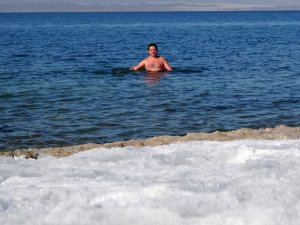 Acil Tıp Doktoru Dondurucu Havada Van Gölü’nde Yüzüyor