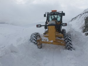 Bayburt’ta Kardan Kapanan Yolar Açıldı, Mahsur Kalan Turistler Kurtarıldı