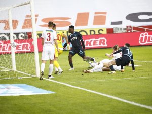 Süper Lig: Trabzonspor: 1 - Göztepe: 0 (İlk Yarı)