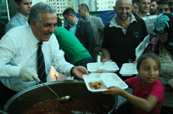 Bakan Yazıcı 25 Bin Kişinin İftar Açtığı Çadırda Yemek Dağıttı