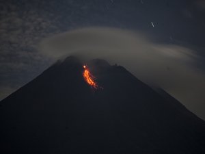 Endonezya’da Merapi Yanardağı’nda İki Patlama: 500 Kişi Tahliye Edildi