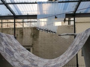 Cam Silerken 3. Kattan Düşen Kızı Ölümden, Kurumaya Bırakılan Halı Kurtardı