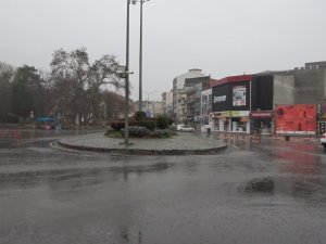 Sokağa Çıkma Yasağında Sokaklar Bu Kez Yağmurla Yıkandı