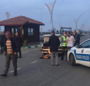 Darp Ettikleri Şahsı Otomobilin Bagajından Çıkartıp Sokak Ortasına Atarken Polise Yakalandılar
