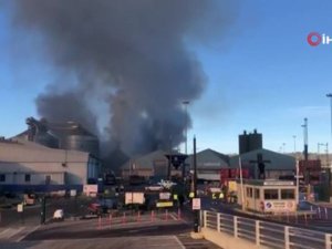 İrlanda’nın Cork Limanında Büyük Yangın