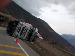 Gümüşhane’de Saman Yüklü Tır Devrildi: 2 Yaralı