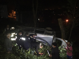 Trabzon'da şarampole yuvarlanan araçta sıkışan kişi kurtarıldı