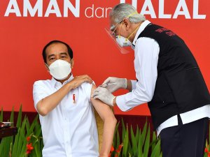 Endonezya’da İlk Aşı Devlet Başkanı Widodo’ya Yapıldı