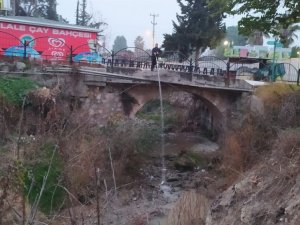 Balıklar Ölmesin Diye Hortumla Su Veriyor
