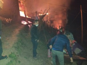 Trabzon’un Araklı İlçesi Taşgeçit Mahallesinde Çıkan Yangın 6 Saatte Kontrol Altına Alındı