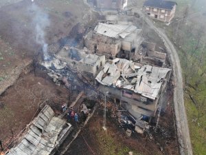 Trabzon’un Araklı İlçesi Taşgeçit Mahallesindeki Yangının Hasarı Gün Ağarınca Ortaya Çıktı