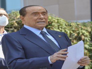 İtalya Eski Başbakanı Berlusconi Hastaneye Kaldırıldı