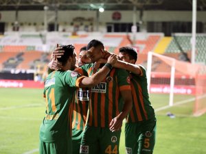 Karşılaşmanın İlk Yarı Ev Sahibi Takımının 2-1’lik Üstünlüğüyle Sona Erdi