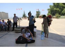 Valilik Önünde İncil Dağıtımına Polis Engeli