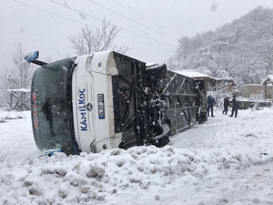 Zonguldak'ta yolcu otobüsü devrildi