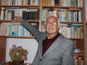 5 Bin Kitabın Yer Aldığı Kütüphanesini Satışa Çıkardı