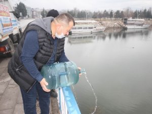 Suları Çekilen Beyşehir Gölü’ne Damacanalarla Su Döktü