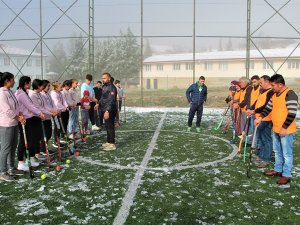 Tarlada Çalıştıktan Sonra Türkiye Birinciliği İçin Karda Hokey Oynuyorlar