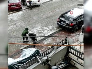 İstanbul’da Çocuklar Kısıtlamayı İhlal Etti, Kartopu Oynamaya Çıktı