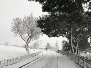 İstanbul’da Kar Etkisini Artırdı, Çamlıca Tepesi’nde Kar Kalınlığı 20 Santime Ulaştı