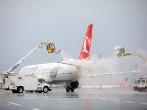 İstanbul Havalimanı’nda Uçaklara Buz Ve Dona Karşı De-icing İşlemi Uygulanıyor