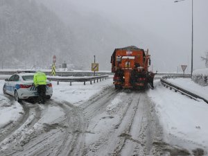 Bolu Dağı’nda Şiddetli Kar Yağışı Etkili Oluyor
