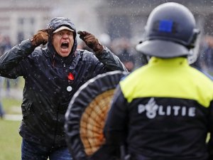 Hollanda’da Binlerce Kişi Covid-19 Kısıtlamalarını Protesto Etti