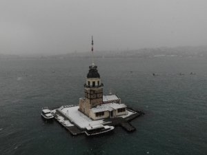 Kız Kulesi Beyaz Gelinliğini Giydi: Fotoğrafçıların Akınına Uğradı