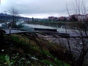 Asma Köprünün Halatları Kopunca Aracıyla Köprüde Asılı Kaldı