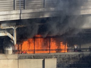 Abd’de Evsizler Kampındaki Yangın Kongre Binasında Paniğe Neden Oldu