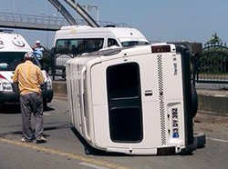 Rize'de Minibüs Devrildi 1 Yaralı