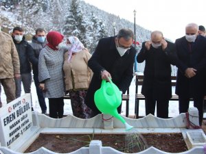 Bakan Kasapoğlu’ndan Eren Bülbül’ün Mezarına Ziyaret