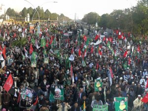 Pakistan’daki Muhalefet Partisi İktidar Partisine Yönelik Davaların Ertelenmesini Protesto Etti
