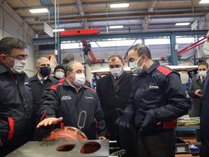 Bakan Varank Sakarya’da Traktör Fabrikasında İncelemelerde Bulundu